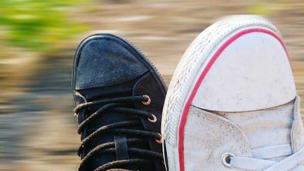 Foto close-up van zwarte en witte schoenen