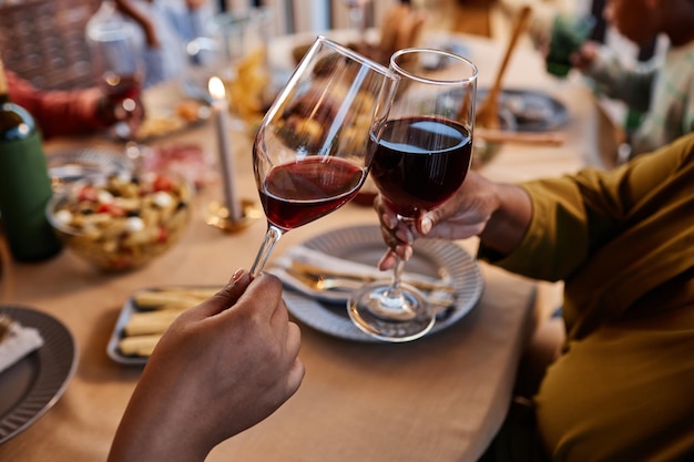 Close up van zwarte paar rammelende wijnglazen aan tafel buiten in een gezellige omgeving