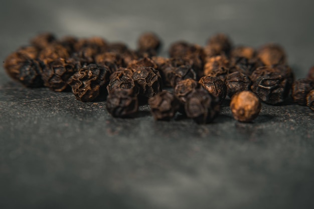 Close-up van zwarte paprika's op tafel