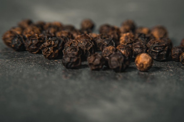 Foto close-up van zwarte paprika's op tafel