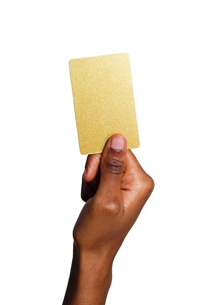 Close-up van zwarte vrouwelijke hand die plastic creditcard houdt, vrouw die leeg visitekaartje op witte geïsoleerde studioachtergrond toont, exemplaarruimte, knipsel