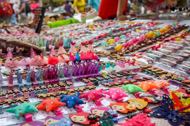 Chiudere fino a una varietà di fermagli per capelli colorati sul tabellone del chiosco presso la via dello shopping della corea