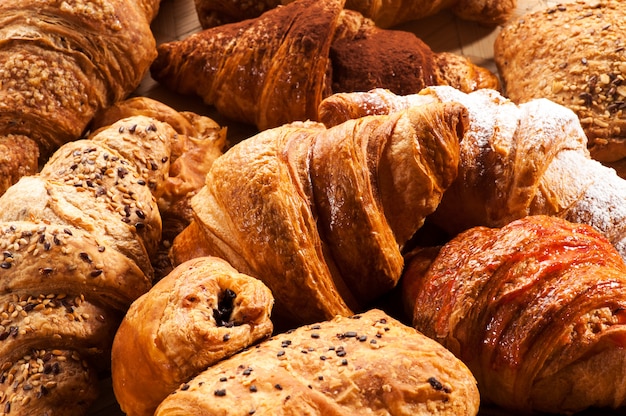 Photo close up of various croissant pastries