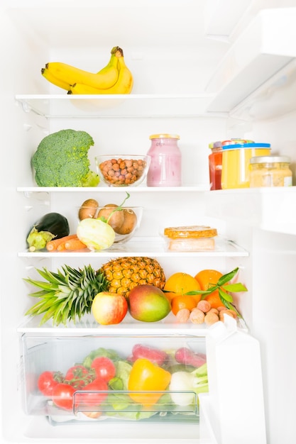 Photo close-up of various food in refrigerator