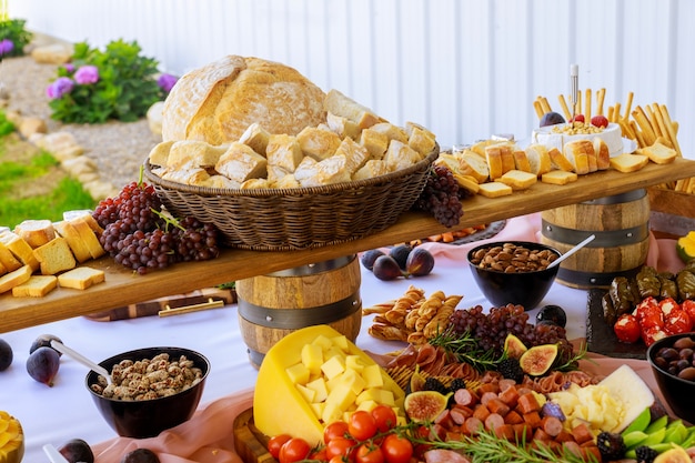 Primo piano su varie porzioni di cibo per antipasti