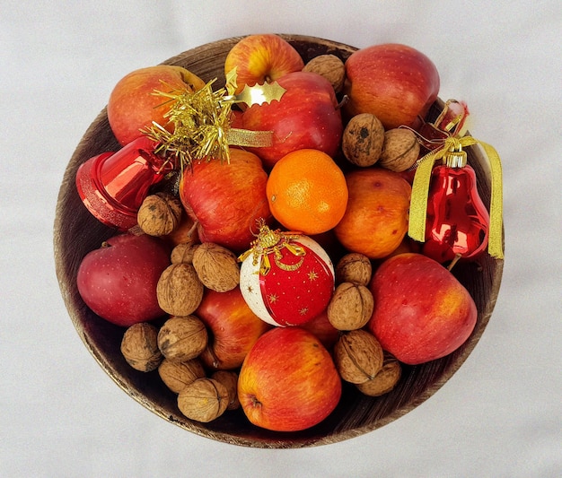 Foto close-up di varie frutta in cestino su tavola