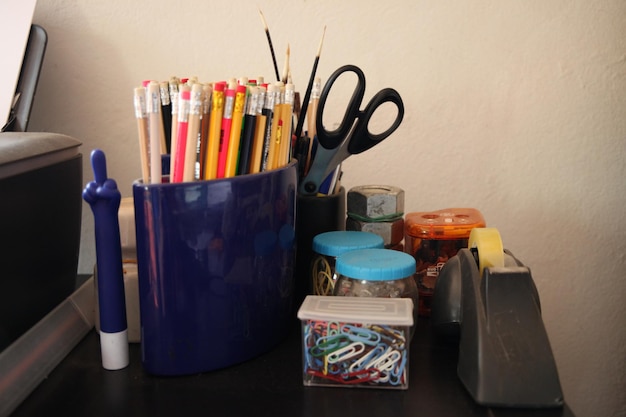 Photo close-up of various office supplies on table