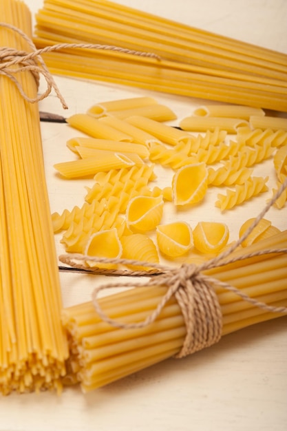 Photo close-up of various pastas on wooden table