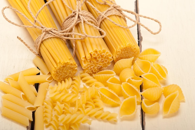 Photo close-up of various pastas on wooden table