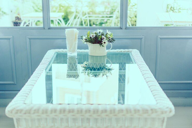 Photo コーヒーテーブルの上の花瓶のクローズアップ