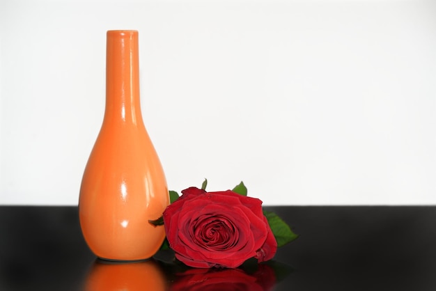 Photo close-up of vase and red rose