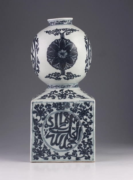 Photo close-up of vase on table against gray background