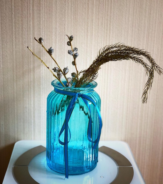 Photo close-up of vase on table against wall