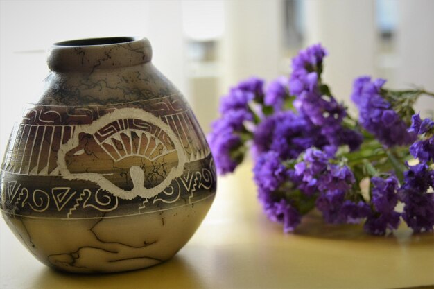 Foto close-up di un vaso su un tavolo