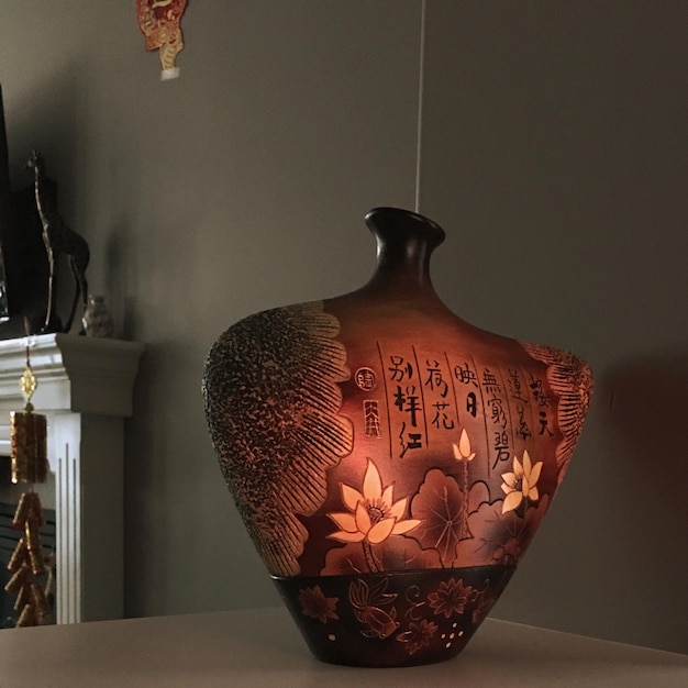 Photo close-up of vase on table