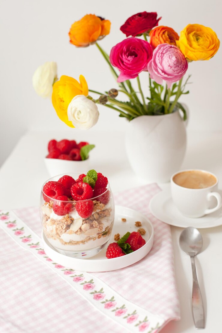 Photo テーブルの上の花瓶とお茶のクローズアップ
