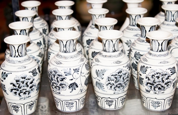 Photo close-up of vases on table