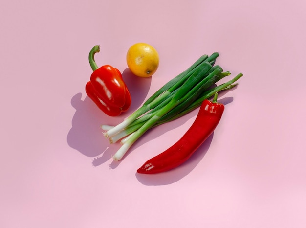 色の背景にある野菜のクローズアップ