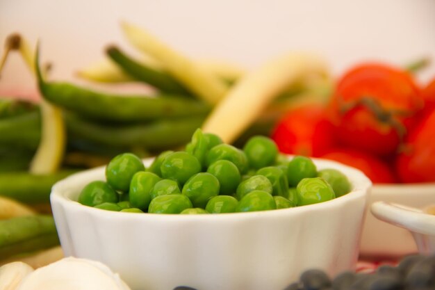 Photo close-up of vegetables in bowl on table