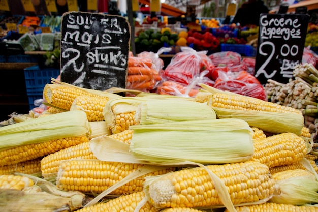 Foto prossimo piano di ortaggi per la vendita al mercato