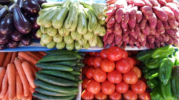 市場で販売する野菜のクローズアップ