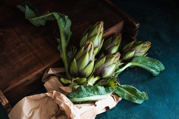 黒い背景のテーブルの上の野菜のクローズアップ