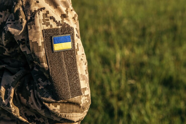 Закрыть нашивку на липучке с флагом Украины на руке солдат в военной форме