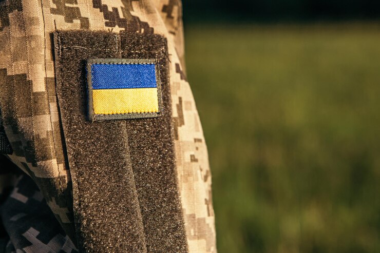 Закрыть нашивку на липучке с флагом Украины на руке солдат в военной форме