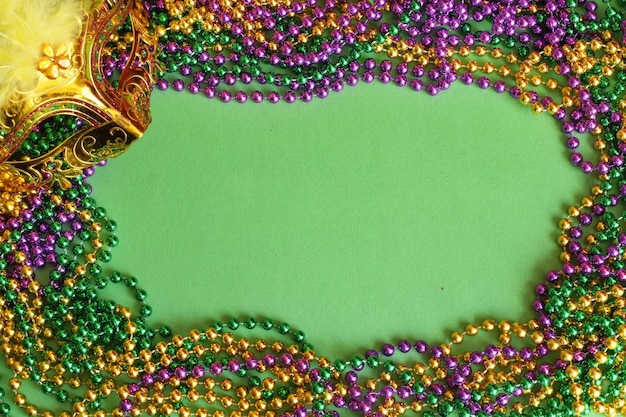 Photo close-up of venetian mask on table