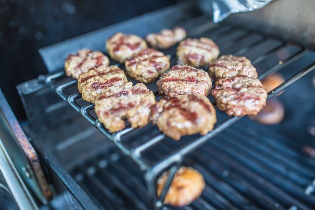 Close-up verse gegrilde mini hamburgers op feest in de tuin.