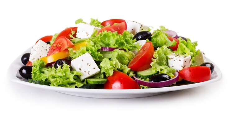 Foto close-up verse groentesalade geïsoleerd