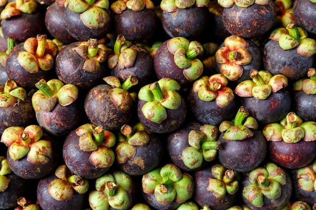 Close-up Verse rijpe mangosteenvruchten te koop in een fruitmarkt