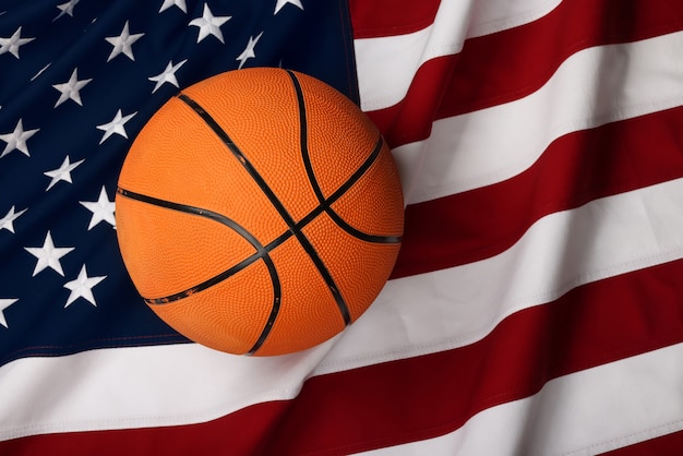 Foto close-up versleten oranje basketbalbal over amerikaanse vlag achtergrond, verhoogde bovenaanzicht, direct boven