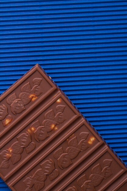 Close-up verticale shot decoratieve chocoladereep met hazelnoten