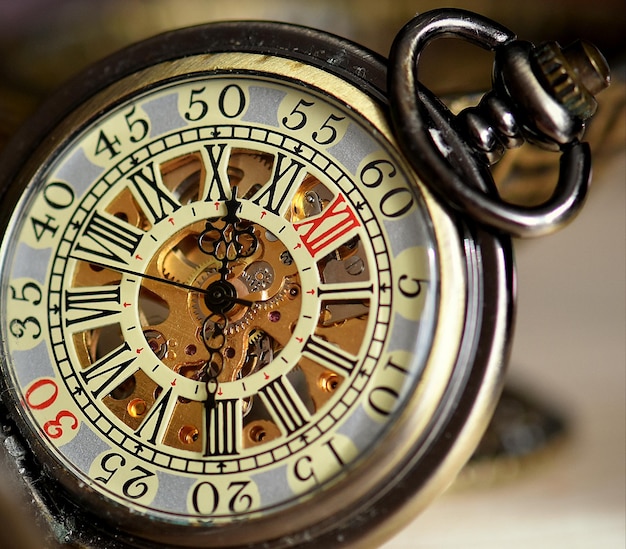 Foto close-up di un vecchio orologio da tasca