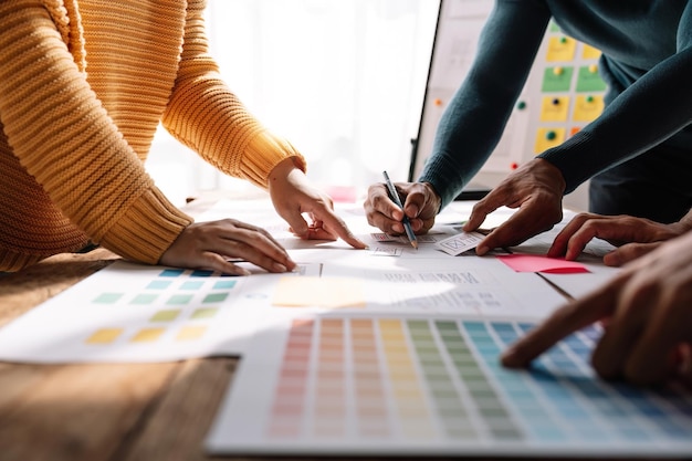 Foto vista ravvicinata del team di brainstorming di creativi web graphic designer ux developer e ui designer brainstorming sulla progettazione wireframe dell'interfaccia dell'app mobile