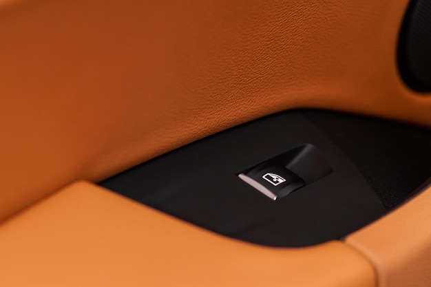 현대적인 자동차 내부의 버튼 제어 창 보기 닫기 차량 내부 세부 정보 Windows 컨트롤이 있는 도어 핸들