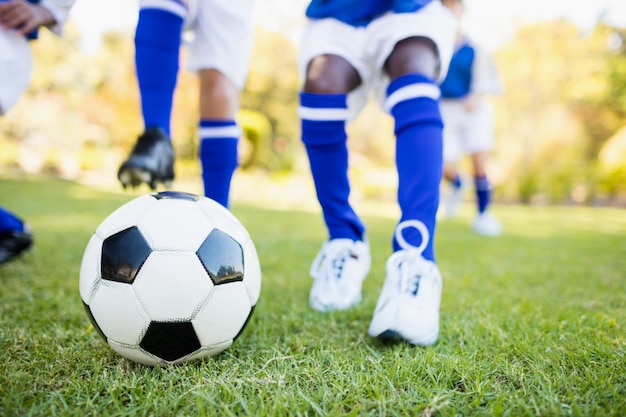 Foto primo piano vista di bambini che giocano a calcio