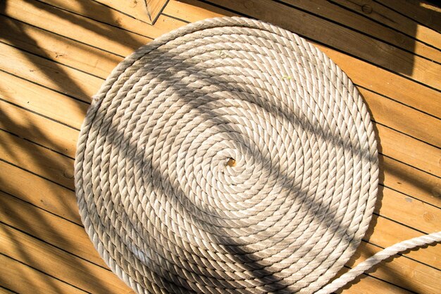 Photo close up view of a circle shaped with a sailboat rope