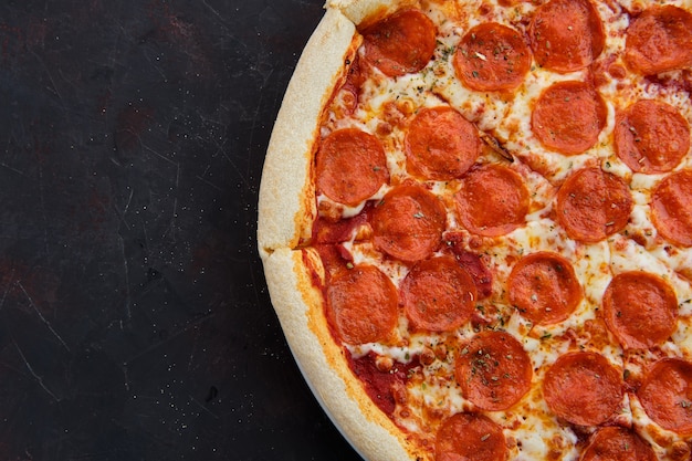 Photo close up view of classic pepperoni pizza