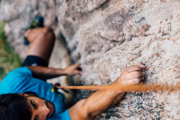 Photo close up view of climber on rock