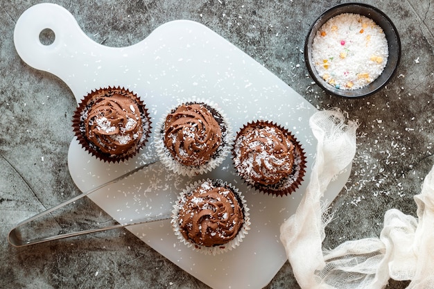 Foto vista ravvicinata di deliziosi cupcakes al cioccolato