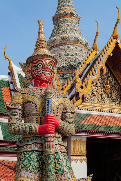 タイのバンコクの王宮にある悪魔の衛兵像のクローズアップビュー