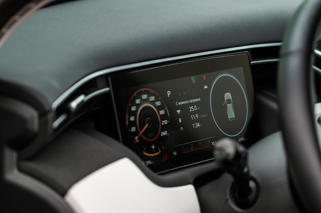 자동차에 있는 디지털 속도계의 보기를 닫습니다. 디지털 킬로미터 카운터. 자동차 속도계 및 대시보드.