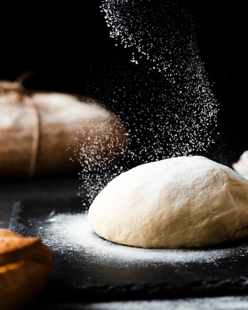 Photo close-up view of dough on black background