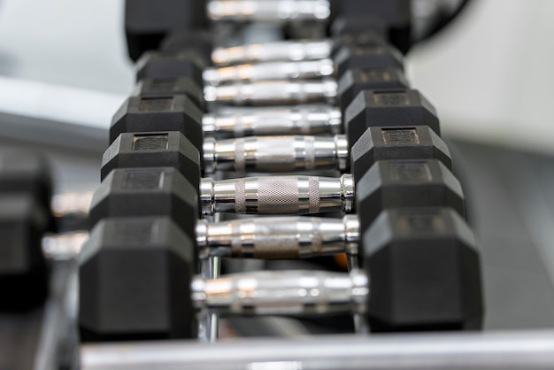 Photo close up view of dumbbells on the rack