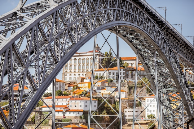 포르투갈 포르투(Porto) 시의 유명한 루이스 철교(Luis iron bridge)의 클로즈업 보기