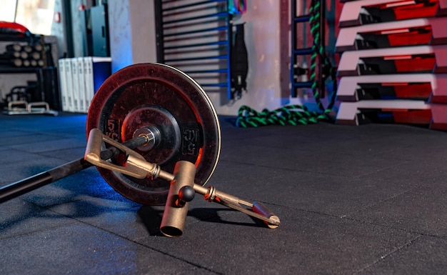 Vista ravvicinata delle attrezzature da palestra nella moderna palestra oggetti sportivi sul pavimento concetto di sport e ricreazione