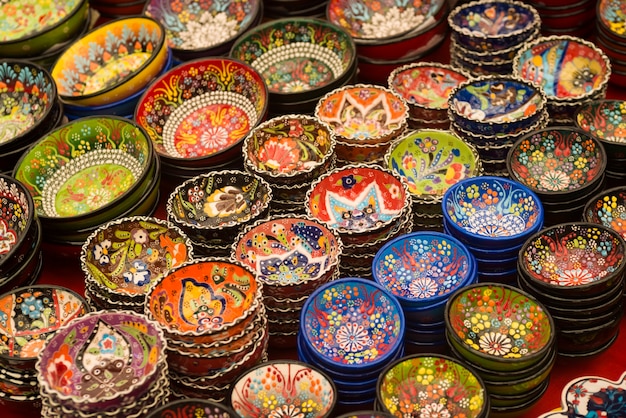 Крупным планом красочные традиционные турецкие керамические тарелки ручной работы