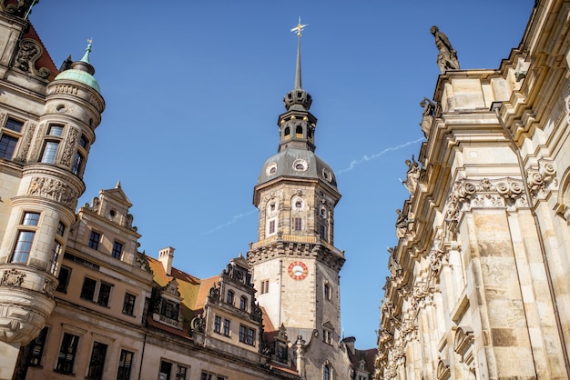 독일 드레스덴(Dresden)에 있는 오래된 성의 Hausmannsturm 타워에 대한 클로즈업 보기